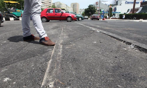 Un strat de asfalt e tot ce i lipsea liniei de tramvai, proaspăt schimbată (foto: Sever Gheorghe) jpeg