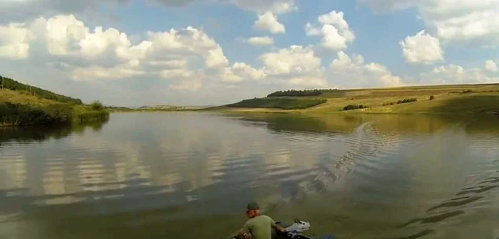 În comuna Ungureni, sat Bibireşti, se anunţă un conflict între sătenii proprietari şi asociaţia piscicolă care administrează Lacul Horgeşti, de 65 de hectare