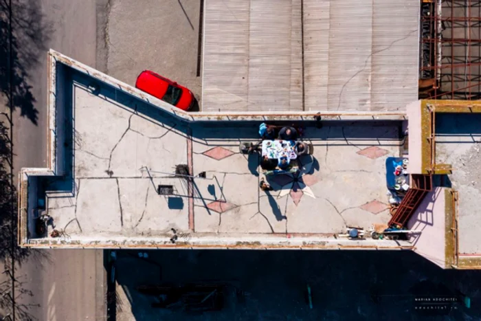 
    Au luat masa la înălțimeFoto: Marian Adochiței  