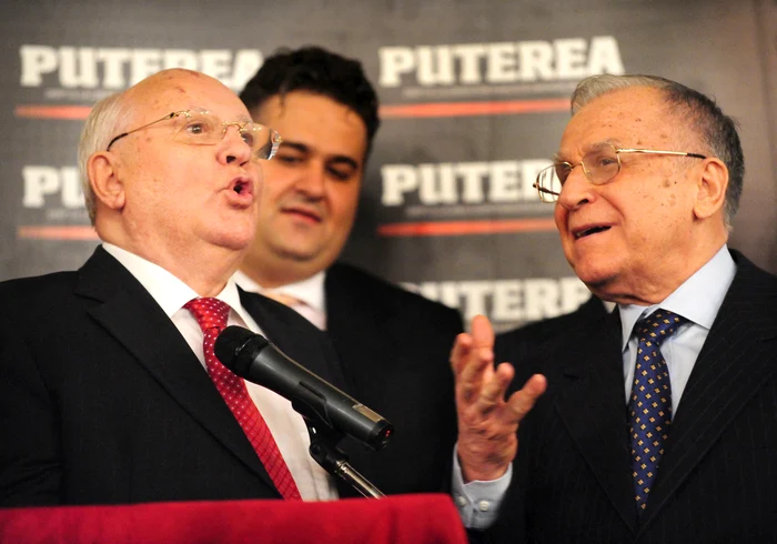 Ion Iliescu, alături de ultimul lider al URSS, Mihail Gorbaciov. FOTO: AFP