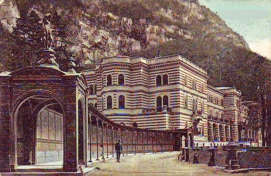 În perioada sa de glorie, Băile Herculane era supranumită „Perla Europei”, fiind considerată chiar și de Împăratul Franz Iosif drept „cea mai frumoasă stațiune de pe continent”