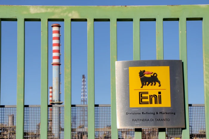 Poarta rafinăriei ENI din Taranto, Puglia, Italia