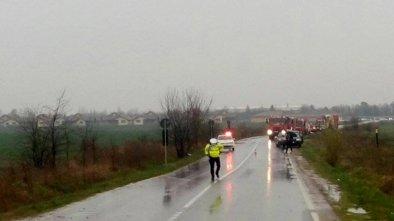 
    Autocisterna este răsturnată pe partea cu pompele  