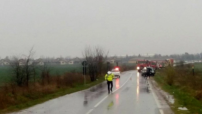 Autocisterna este răsturnată pe partea cu pompele