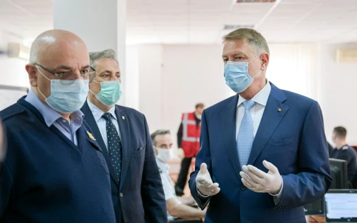 
    Klaus Iohannis avertizează că pericolul de a ne îmbolnăvi de coronavirus nu a trecut, iar dacă nu stăm de sărbători în casă, numărul celor decedați va fi foarte mare  