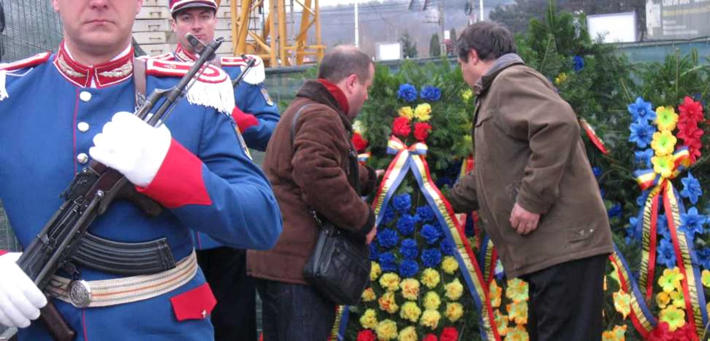 Oficialităţile depun coroane la statuia Bucovina Înaripată. Foto arhivă