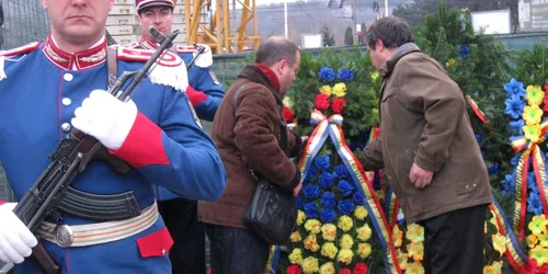 Oficialităţile depun coroane la statuia Bucovina Înaripată. Foto arhivă