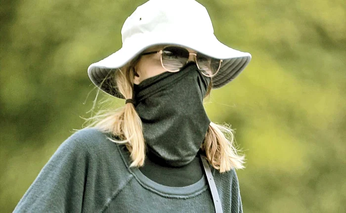 
    Linişte, proprietara  Michelle Pfeiffer  a venit în  inspecţie!  