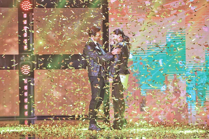 După ce Mihai Petre a apăsat butonul auriu a şi felicitat-o