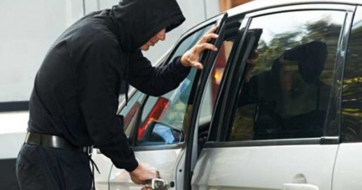 Un bărbat care a furat un autoturism a fost oprit în trafic de poliţişti cu focuri de avertisment Un bărbat care a furat un autoturism a fost oprit în trafic de poliţişti cu focuri de avertisment