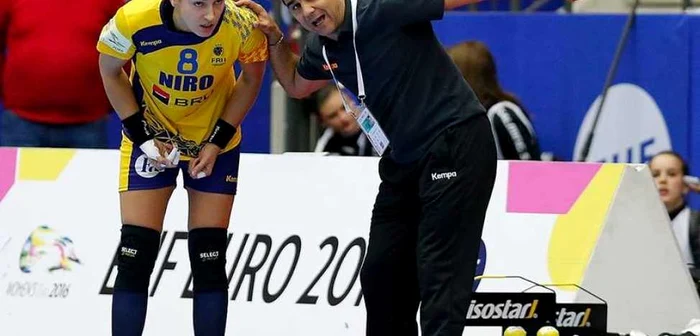 Cristina Neagu şi selecţionerul Martin Ambros. FOTO EHF