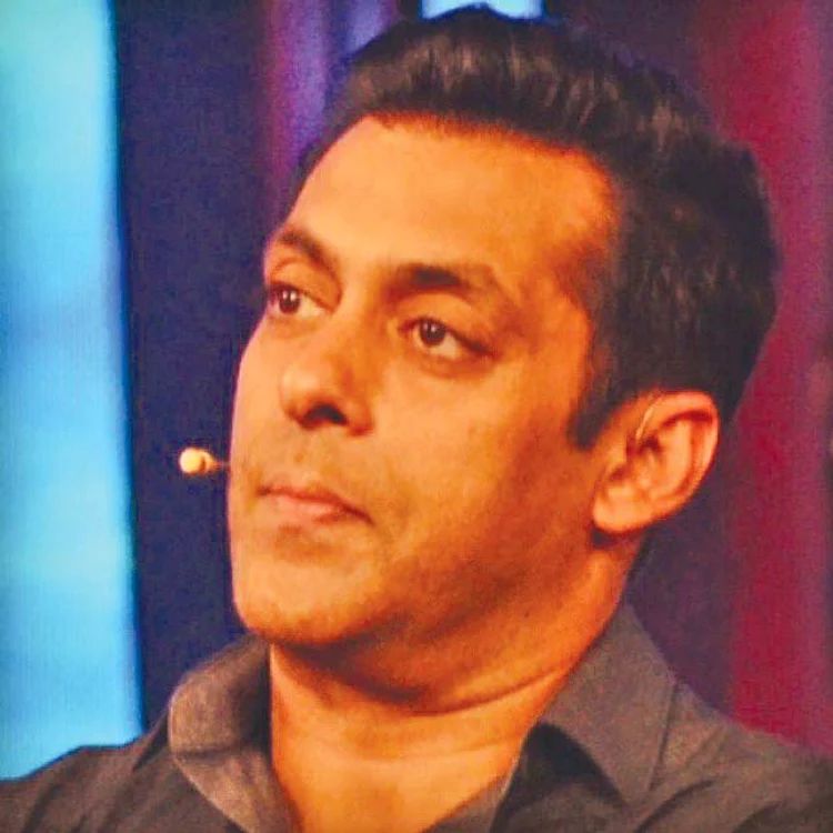 Iulia Vântur e departe de Salman Khan, dar mai aproape de mama ei