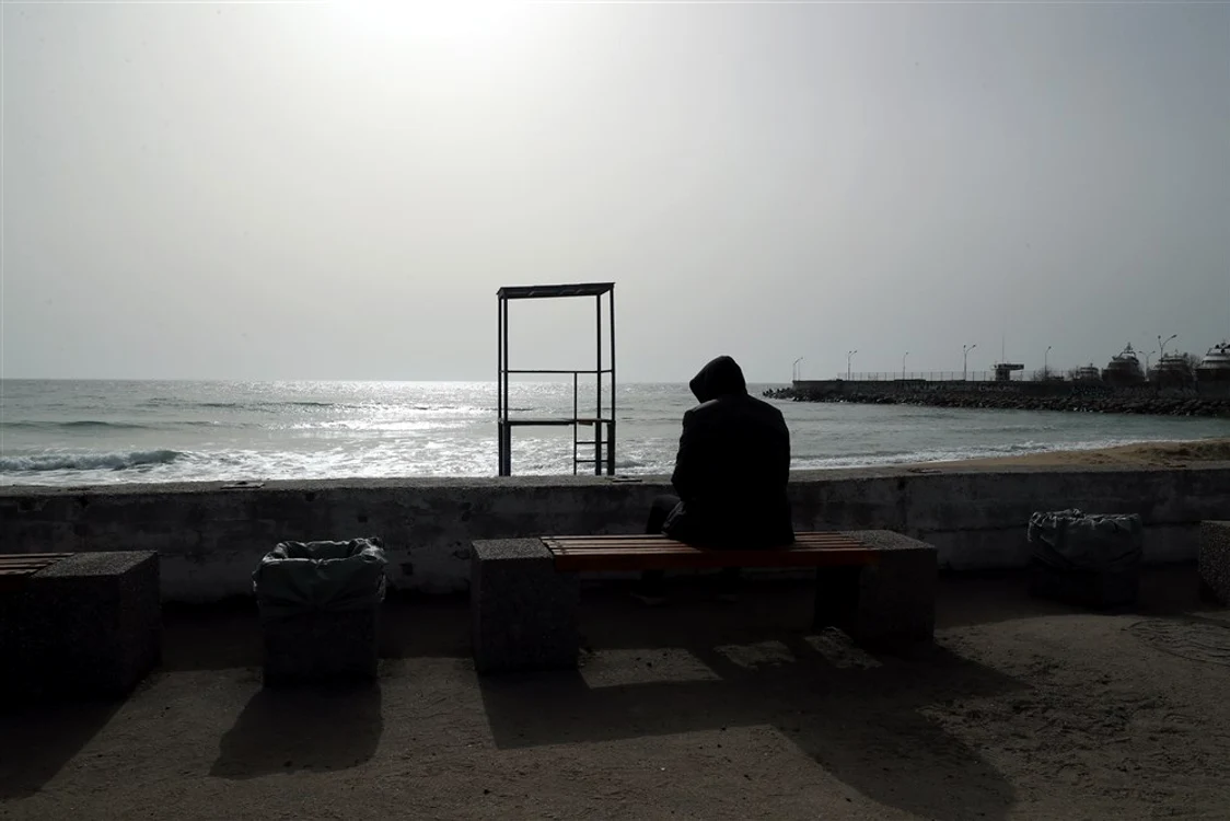 Un localnic din Odessa privind către mare FOTO EPA-EFE