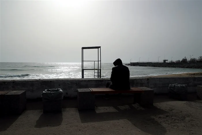 Un localnic din Odessa privind către mare FOTO EPA-EFE