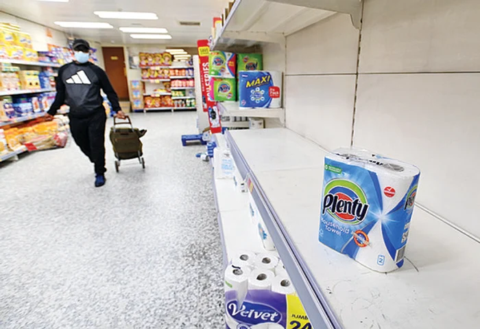 Din cauza problemelor de aprovizionare, zeci de magazine au rămas cu rafturile goale Fotografii EPA-EFE