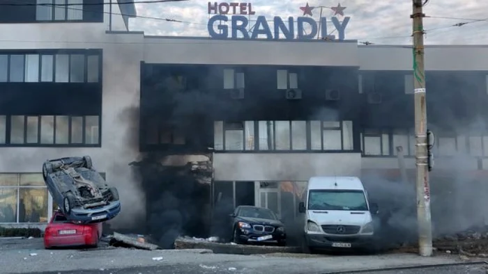 O maşină s-a răsturnat peste o alta parcată în faţa hotelului, în total fiind avariate 4 autoturismefoto: Facebook/Sorin Caramalau