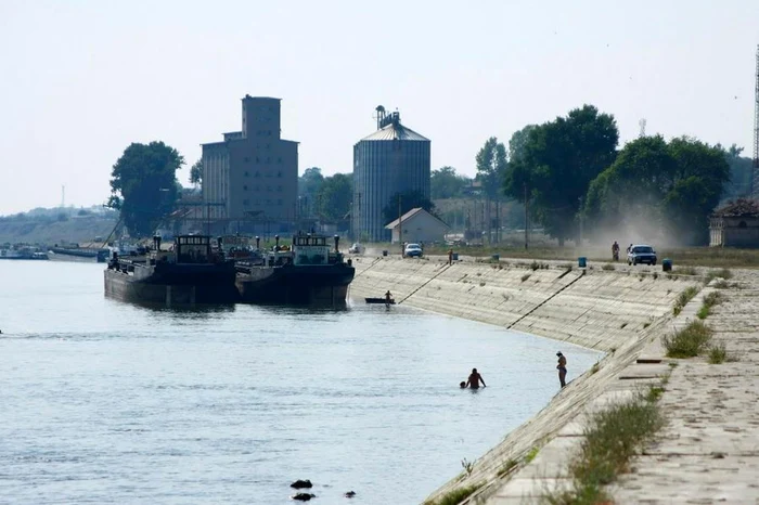 Pata de poluare a fost observată în dreptul oraşului Corabia - foto Portul Corabia...