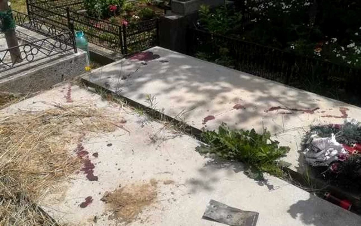 O tânără a ajuns la spital cu şoldul străpuns de gardul unui mormânt. FOTO ISU Suceava