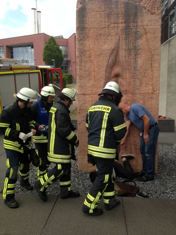 22 de pompieri l-au ajutat să scape cu bine din această experienţă