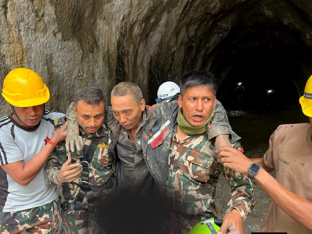 Salvatorii au scos un al treilea supravieţuitor din tunel.