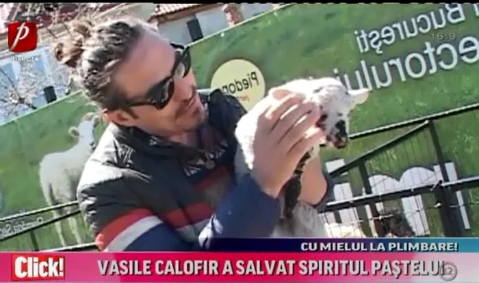 
    Vasile Calofir, la plimbare cu mielul, prin CapitalăFoto: arhivă personală  