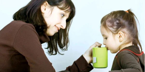 Ceaiul călduţ, îndulcit cu miere, face bine atât adulţilor, cât şi copiilor de peste doi ani 