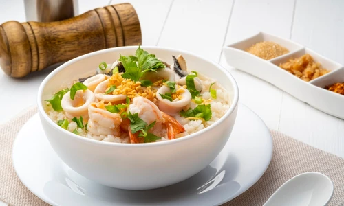 Budinca de orez cu fructe de mare  Sursa foto shutterstock 2267372389 jpg