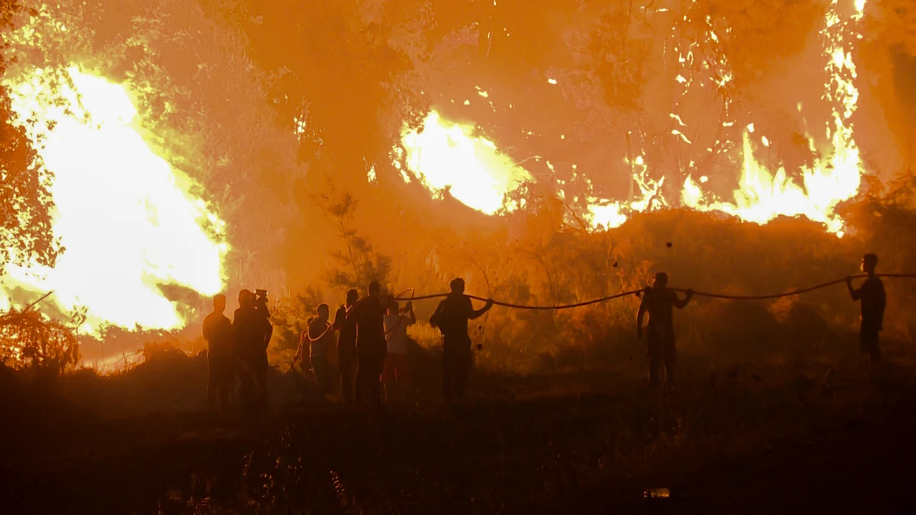 
    Andor are 20 de ani  şi a plecat din Braşov pentru a se lupta cu flăcările peste hotare  