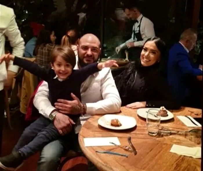 
    „Copilul nostru fericit”, a scris Cristi Mitrea în dreptul imaginii adorabile de familie Foto: Instagram  