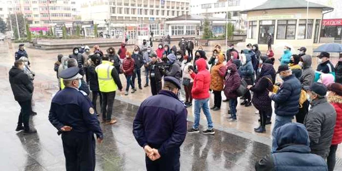 FOTO: Primarul Cristian Stan, în mijlocul protestatarilor