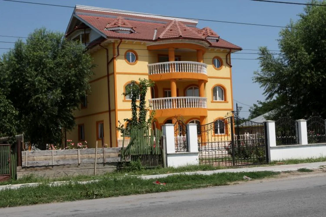 CELe mai multe vile din Ţăndărei au fost construite cu bani din cerştit FOTO: arhivă