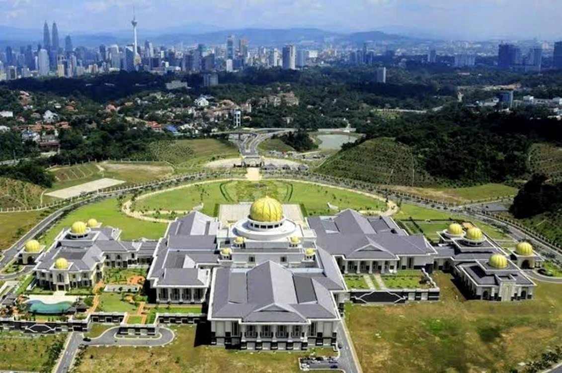 Palatul Istana Nurul Iman din Brunei ate 1788 de camere și sute de băi. Foto: Instagram