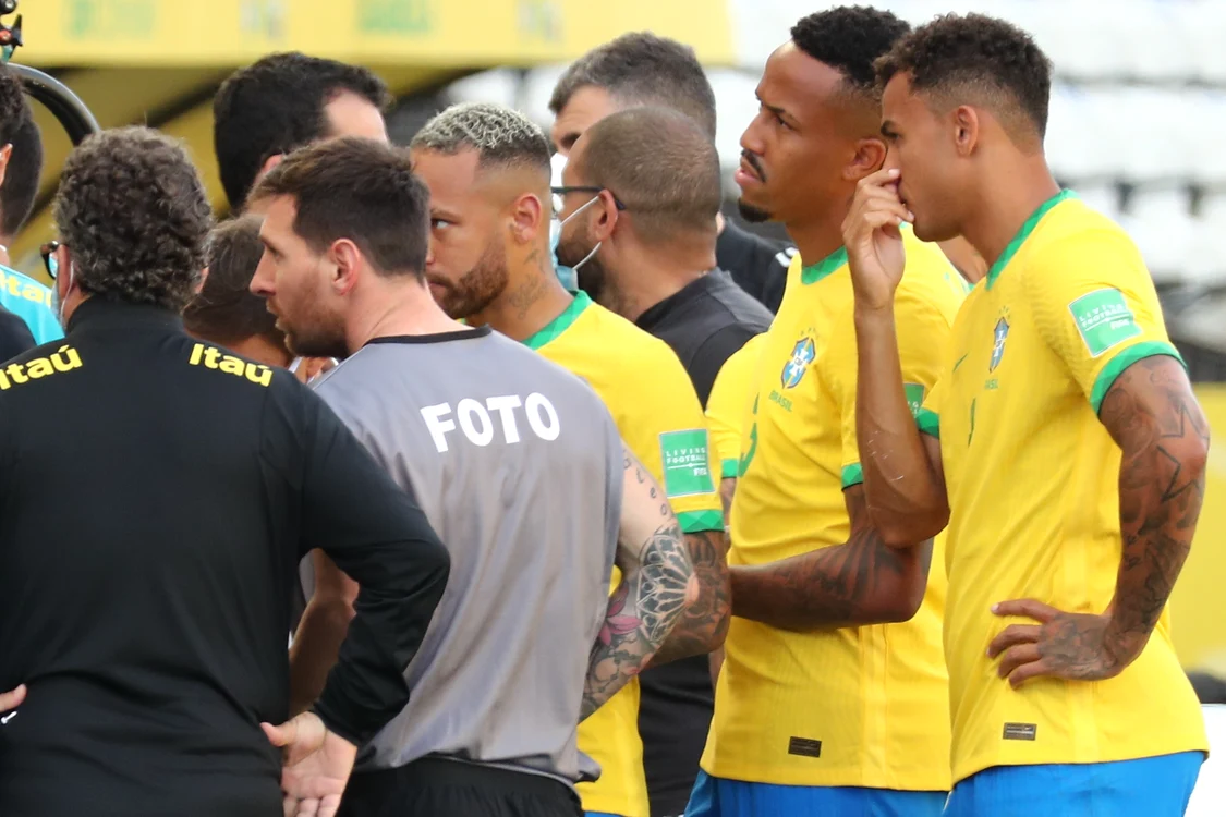 
    Colegi la PSG, Messi și Neymar discută cu oficialii brazilieniFoto: EPA-EFE  