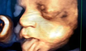 bebelus scoate limba jpeg