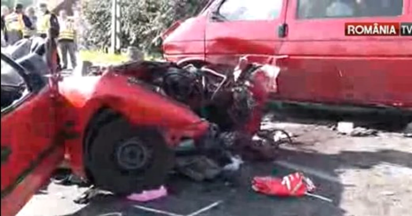 
    În urma accidentului, toţi pasagerii din maşină au murit  