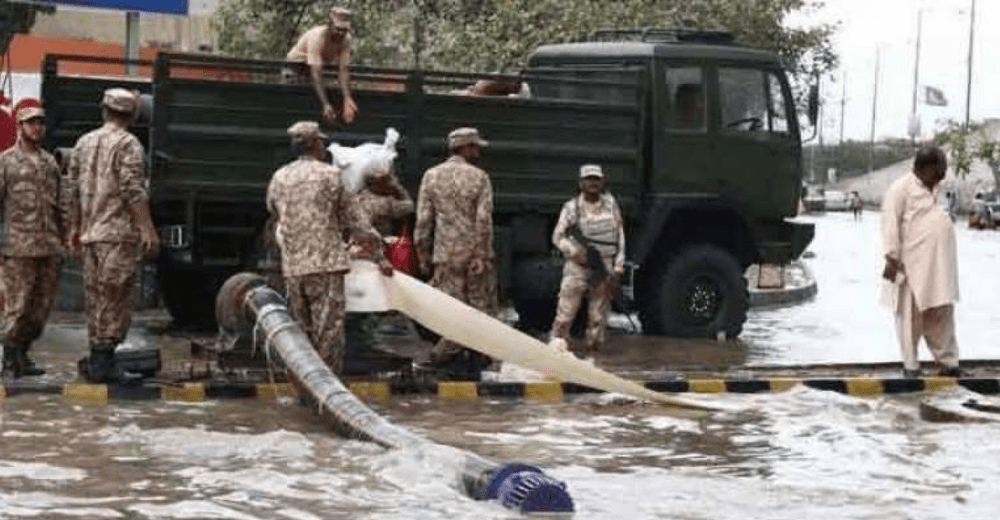 Oamenii afectați de inundațiile din Pakistan folosesc cadre de pat suspendate pentru a se salva. Țara cere ajutor internațional VIDEO