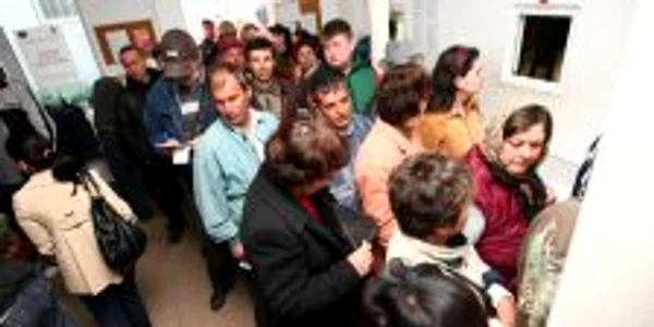 Şomerii stau la coadă pentru a-şi găsi un loc de muncă