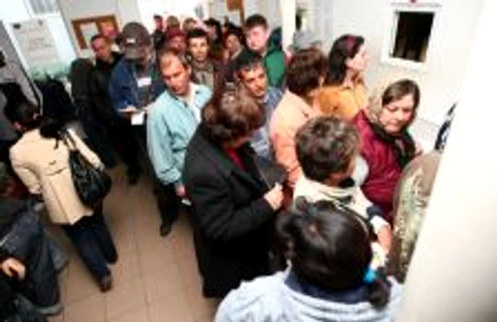 Şomerii stau la coadă pentru a-şi găsi un loc de muncă