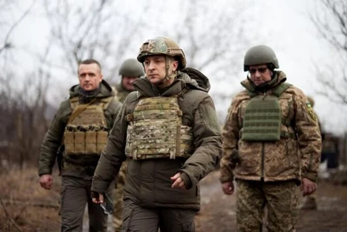 Volodimir Zelenski (în centru) pe frontul din Donbas FOTO EPA-EFE