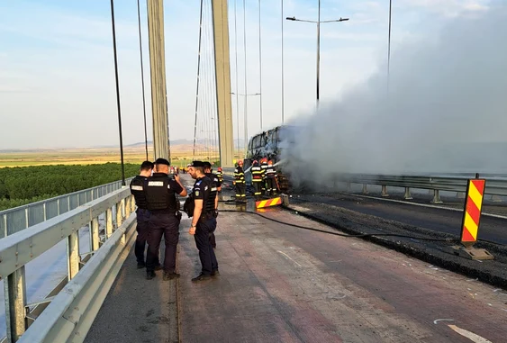 Ocupanții autocarului s-au autoevacuat. FOTO ISU Brăila