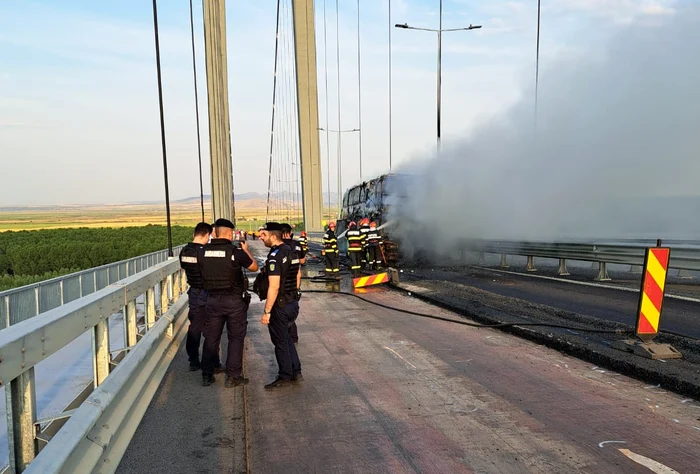 Ocupanții autocarului s-au autoevacuat. FOTO ISU Brăila