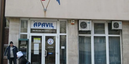 Directorul societăţii APAVIL Vâlcea a fost prins în flagrant în timp ce primea mită