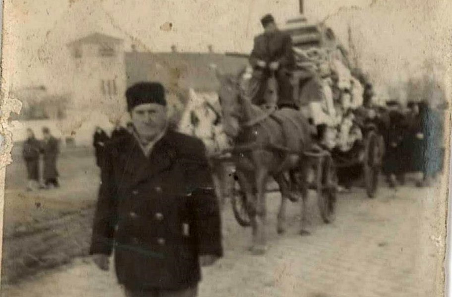 „Trece cu mortul“. Curiozitatea macabră și fastul funerar care scotea altădată oamenii la porți  FOTO 