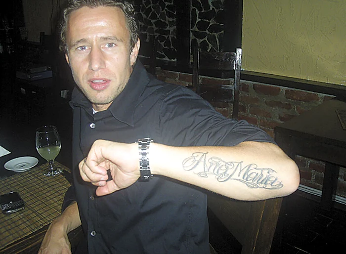 Laurenţiu Reghecampf  şi-a tatuat numele soţiei pe mână