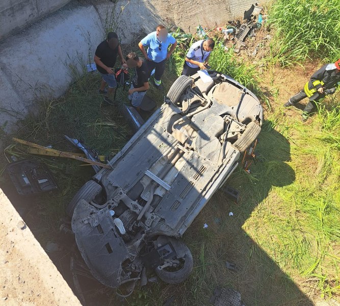 Mașini căzute în gol de pe două poduri din Galați. Șoferițele, testate alcoolscopic