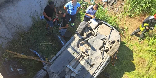 masina cazuta pod jpg