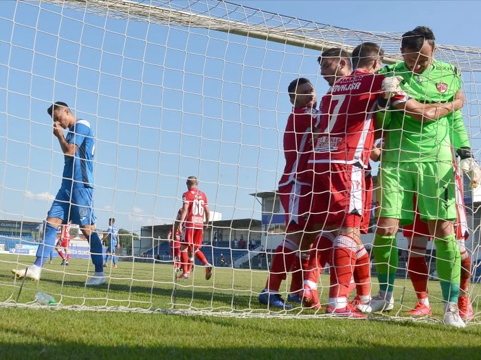 Portarul dinamovist Straton, felicitat de coechipieri după ce a apărat două penalty-uriFOTO: Sportpictures.eu