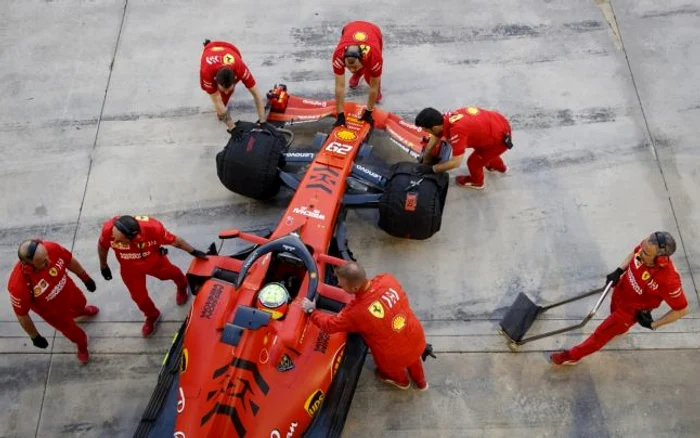 Pilotul german Mick Schumacher de Formula 2 face primele teste pentru echipa de Formula 1 Scuderia Ferrari pe circuitul Sakhir lângă Manama Bahrain 