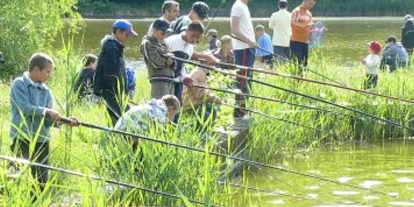 Iaşi: Concurs de pescuit pentru copii pe lacul Ciric
