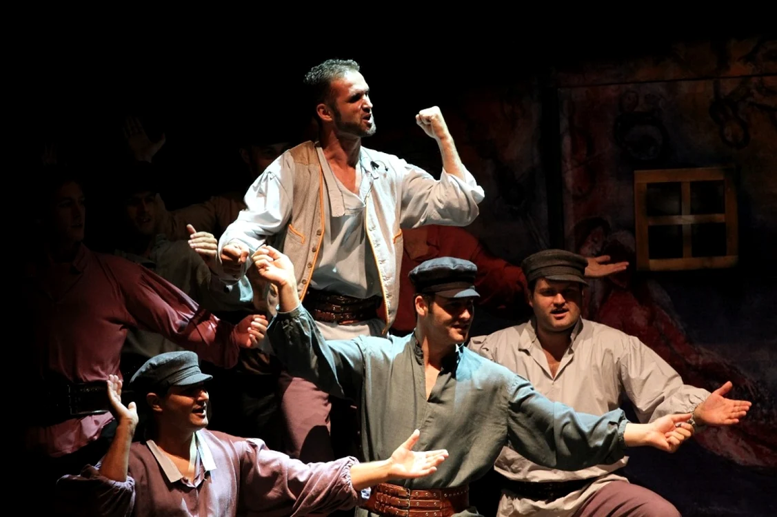 Peste 60 de oameni vor cânta şi dansa pe scena Teatrului Naţional din Cluj-Napoca  FOTO: Teatrul „Regina Maria“ Oradea